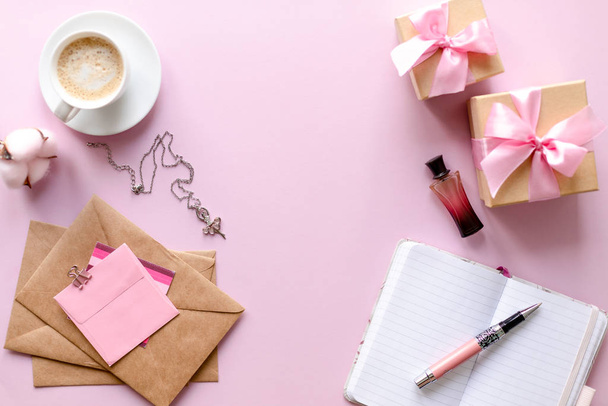 Módní blogger pracovní prostor s notebookem a ženským příslušenstvím, kosmetické výrobky na růžovém stole. Dárky na svátek svatého Valentýna. Růžové zázemí pro podnikání žen a prodej kosmetiky . - Fotografie, Obrázek