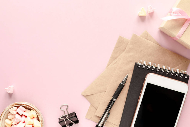 Espaço de trabalho de blogueiro de moda com laptop e acessório feminino, produtos cosméticos em mesa rosa pálida. Doces, donuts, macaroons e presentes para o feriado Dia dos Namorados. flat lay, vista superior
 - Foto, Imagem
