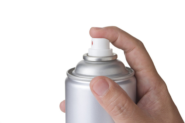 La mano del hombre sosteniendo y rociando una lata de pintura de aluminio en blanco, una lata de aerosol
. - Foto, imagen