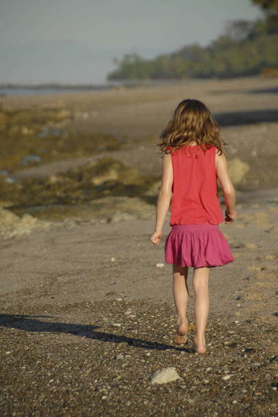 little girl in a dress on the beach - Fotografie, Obrázek
