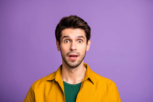 Close up photo of crazy man seeing incredible information adverted with bristle on face isolated violet pastel color background - Foto, Imagem