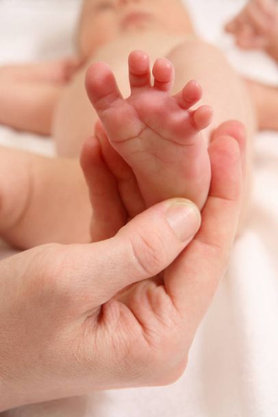 Small legs of the baby - Foto, immagini
