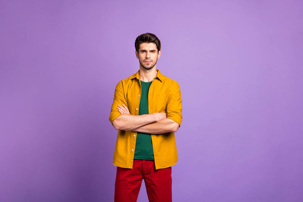 Photo of candid confident clever intelligent man with arms crossed looking pensively at you isolated violet pastel color background - Фото, зображення