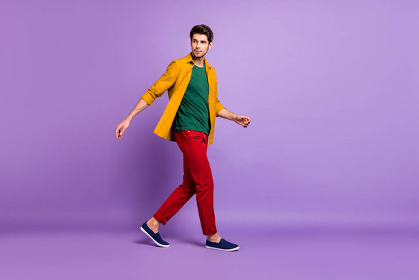 Full length body size side profile photo of uncertain man unsure about what is going on in shoes going isolated violet pastel color background - 写真・画像