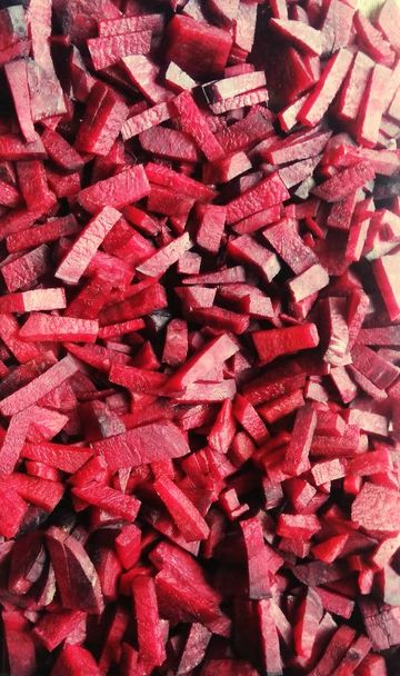 Λεπτά σκασμένα κομμάτια κόκκινου παντζαριού  - Φωτογραφία, εικόνα