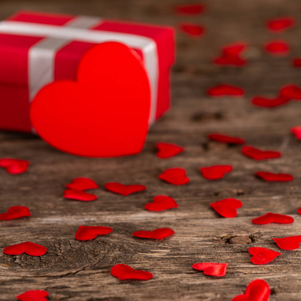 Caja de regalo de San Valentín con forma de corazón de madera roja
 - Foto, Imagen