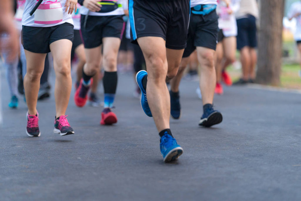 Maraton běžící lidé nohy na silnici ve světle za úsvitu - Fotografie, Obrázek