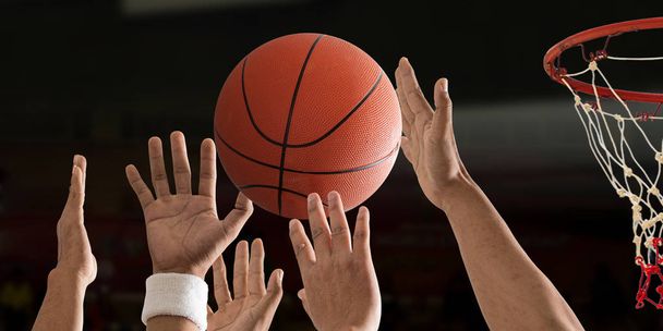 Baloncesto pelota está volando con aro de baloncesto sobre un baloncesto
 - Foto, Imagen