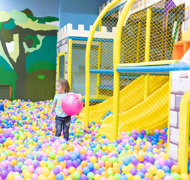 Το παιδί παίζει διασκέδαση στο κέντρο διασκέδασης. Κέντρο παιχνιδιού - Φωτογραφία, εικόνα