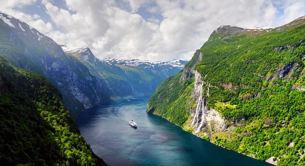 Breathtaking view of Sunnylvsfjorden fjord - Foto, Bild