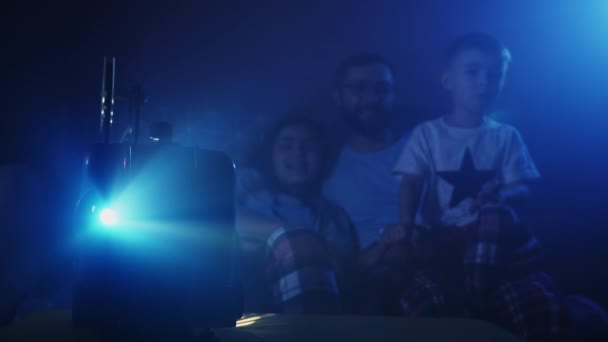 Papá con niños viendo una vieja película
 - Metraje, vídeo