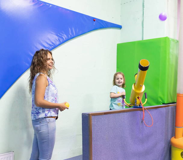 Çocuklar için bir eğlence makinesinde bir çocuk oynuyor. - Fotoğraf, Görsel
