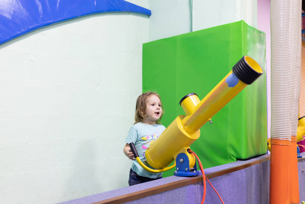 A gyermek játszik a nyerőgépen a gyermekek számára egy szórakoztató - Fotó, kép