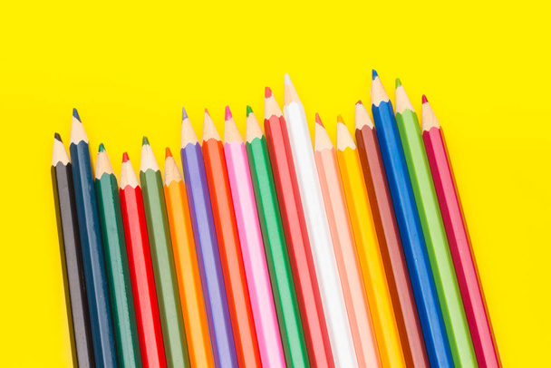 värilliset kynät, värivalikoima
 - Valokuva, kuva