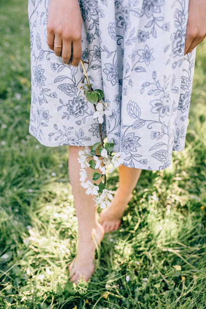 a zöld fűpályán sétáló női lábak közelsége. mezítláb  - Fotó, kép