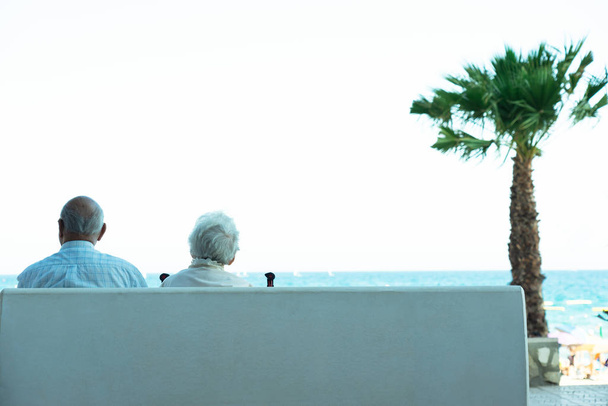 Συνταξιούχος ζευγάρι στην παραλία - Φωτογραφία, εικόνα