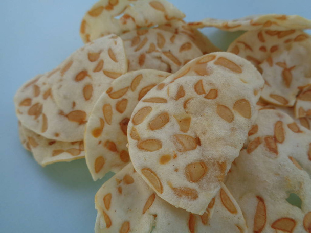Kripik tempe vagy hagyományos tempeh chips. Népszerű indonéz snack erjesztett szójababból - Fotó, kép