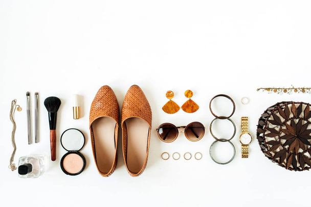 Collage flat lay moda con donne bijouterie moderno, cosmetici su sfondo bianco. Borsa, scarpe, occhiali da sole, orecchini, rossetto, polvere. Concetto di lifestyle per blog, social media, rivista
. - Foto, immagini