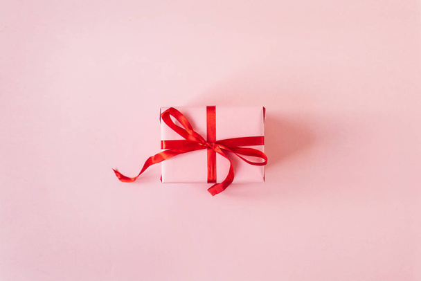 Σύνθεση του Αγίου Βαλεντίνου με ροζ κουτί δώρου σε ροζ φόντο. Επίπεδη lay, top view έννοια διακοπών. - Φωτογραφία, εικόνα