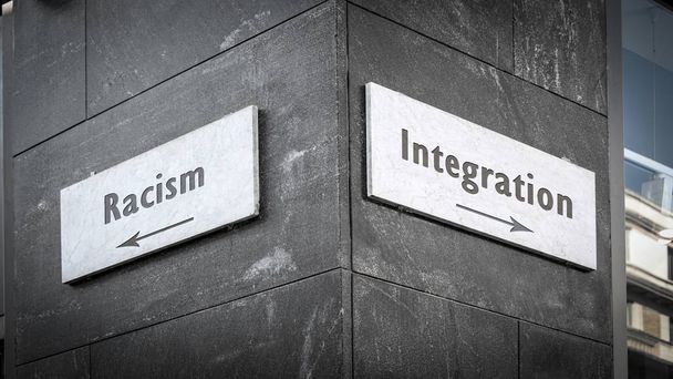 Straßenschild Integration versus Rassismus - Foto, Bild