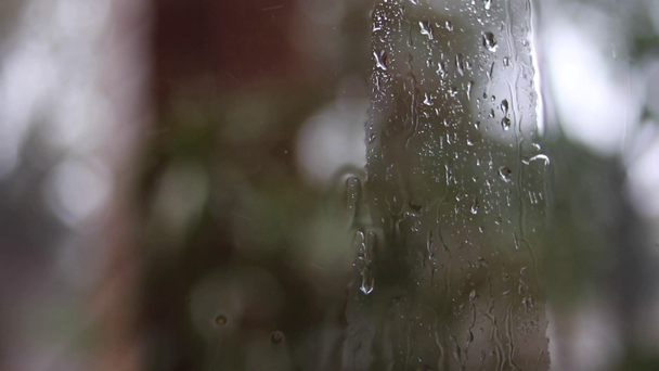 Closeup vídeo de gotas de chuva e água no vidro da janela
 - Filmagem, Vídeo