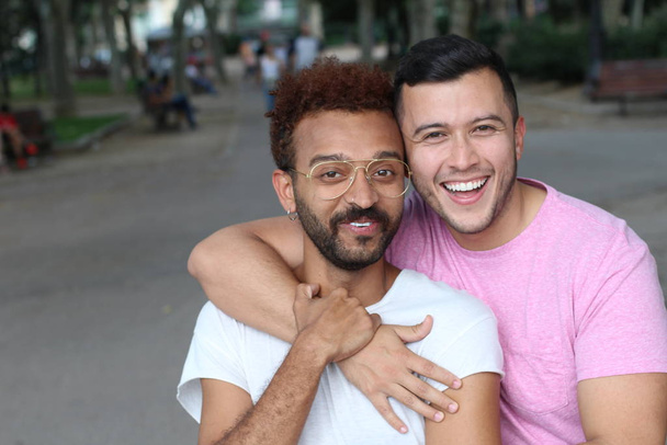κοντινό πορτρέτο του ομοφυλόφιλου διαφυλετικού ζευγαριού στο δρόμο - Φωτογραφία, εικόνα