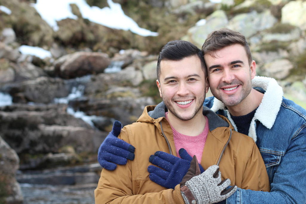 Homoseksuaalinen pari ulkona kopioi tilaa
 - Valokuva, kuva