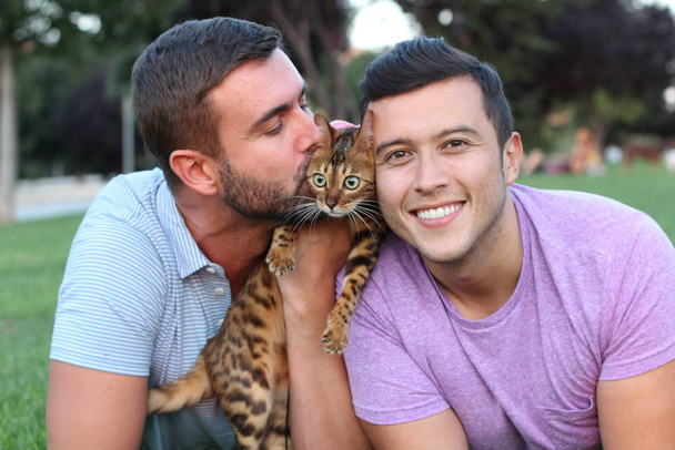 gay paar in het park met hun huisdier - Foto, afbeelding