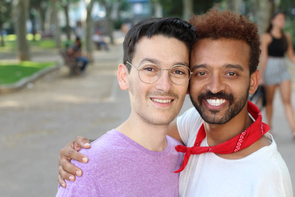 close-up ritratto di gay interrazziale coppia su strada - Foto, immagini