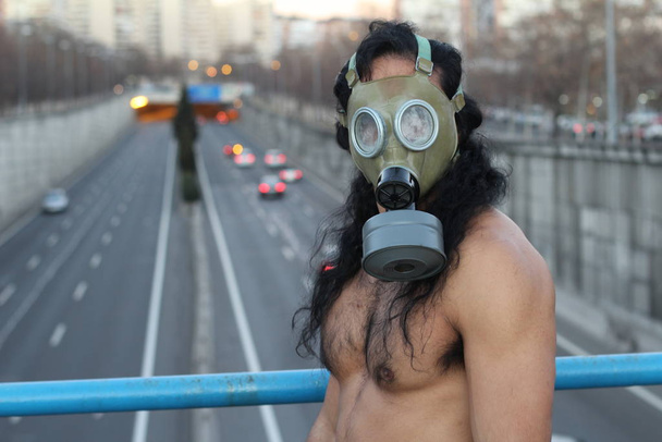 Homme vivant dans un environnement urbain très pollué - Photo, image