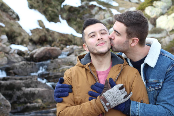 Couple homosexuel à l'extérieur avec espace de copie
 - Photo, image