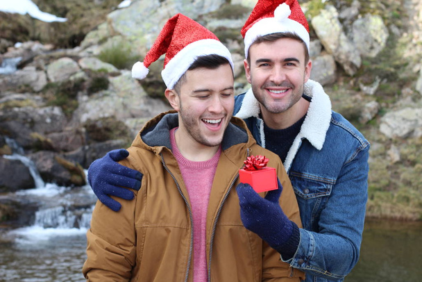 Δύο χαρούμενοι όμορφοι άντρες την περίοδο των Χριστουγέννων. - Φωτογραφία, εικόνα