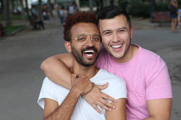 close-up retrato de gay interracial casal no rua - Foto, Imagem
