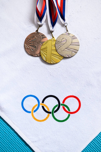 TOKYO, JAPAN, JANUARY. 20. 2020: Medals and olympic flag. Olympic victory concept photo - Foto, afbeelding