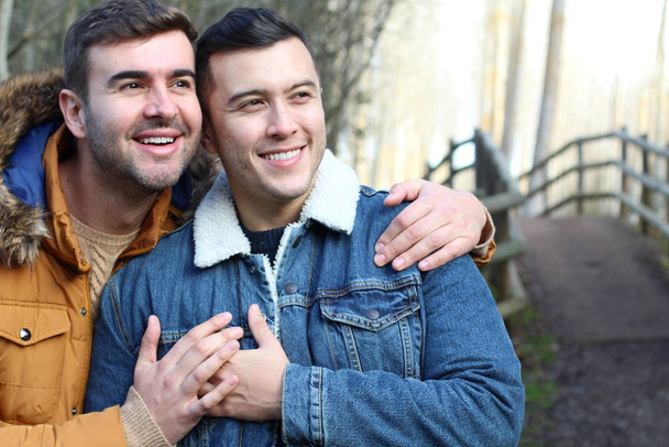 Casal homossexual ao ar livre com espaço de cópia
 - Foto, Imagem