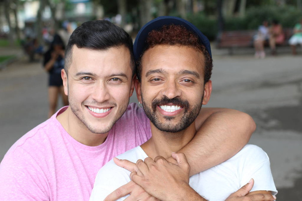 retrato cercano de la pareja gay interracial en la calle - Foto, imagen