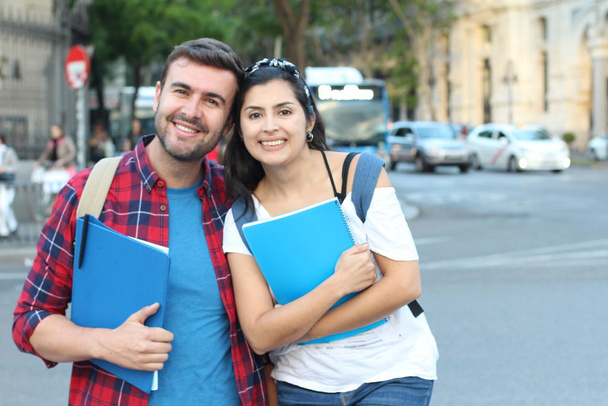 Twee gemengde ras studenten glimlachen buiten - Foto, afbeelding