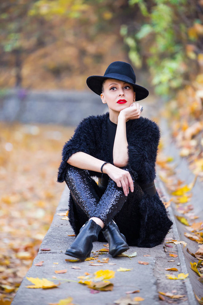 stylish woman in autumn park - Fotoğraf, Görsel
