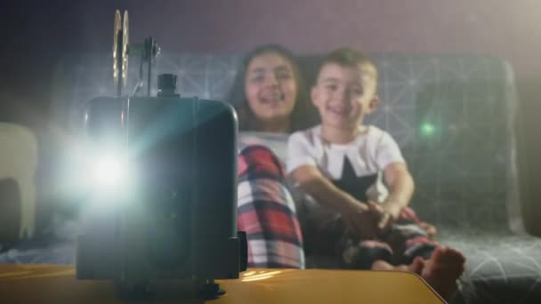 Crianças assistindo a um desenho animado em um projetor de filme antigo
 - Filmagem, Vídeo
