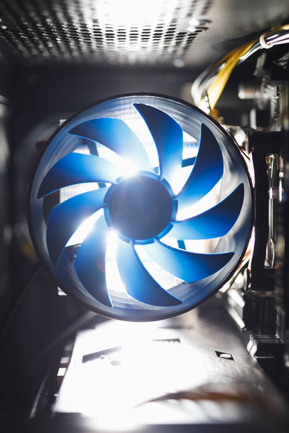 blauer CPU-Kühler im PC-Gehäuse, glänzender heller Hintergrund - Foto, Bild