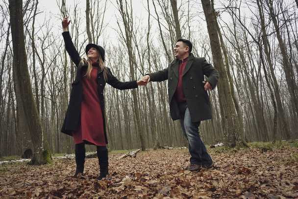 glückliches Paar genießt einen romantischen Spaziergang im Wald - Foto, Bild