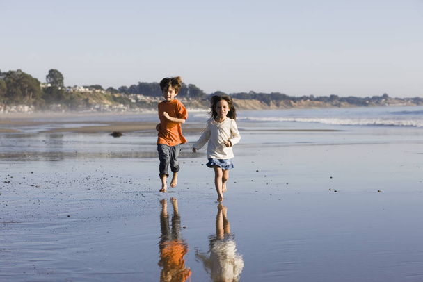 attractive aha happy Children Running on Beach - Foto, immagini