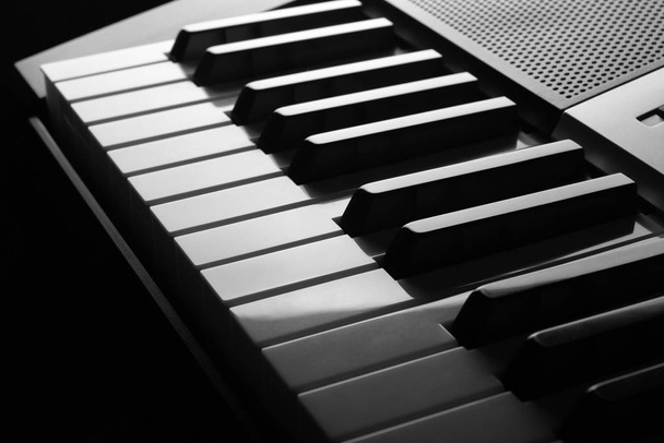 Seite, perspektivischer Blick auf elektronische Synthesizer-Klaviertasten. horizontales Foto bereit für Musikgeschäfte, Plakate, Werbehefte, Visitenkarten, Web-Präsentationen. Platz für Text - Foto, Bild