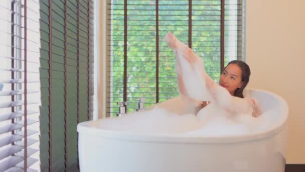 beeldmateriaal van mooie aziatische vrouw nemen bad thuis - Video