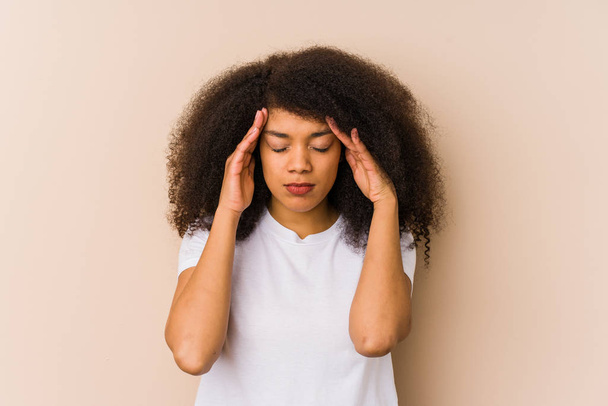 Junge Afroamerikanerin berührt Schläfen und hat Kopfschmerzen. - Foto, Bild