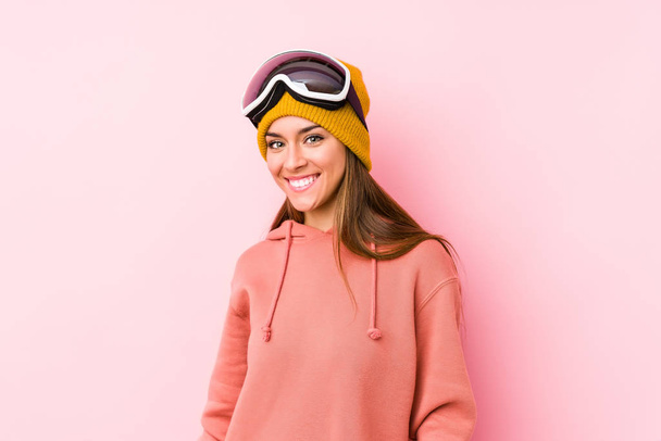 Jeune femme caucasienne portant un vêtement de ski isolé heureux, souriant et joyeux
. - Photo, image