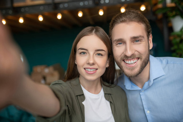 Ευτυχισμένο νεαρό ζευγάρι κάνει μια αστεία selfie - Φωτογραφία, εικόνα