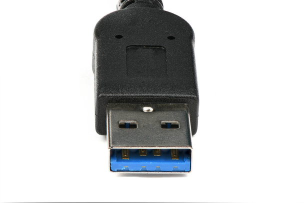 Nahaufnahme USB-Kabel isoliert auf weiß. - Foto, Bild