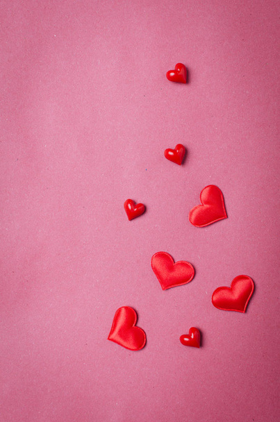 corações vermelhos sobre fundo papel rosa
. - Foto, Imagem
