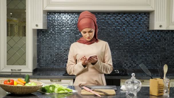 ムスリム女性はインターネットでサラダレシピを探し - 映像、動画